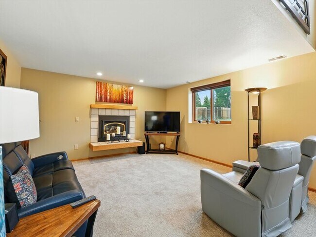 Building Photo - 440 Torrey Pines Way