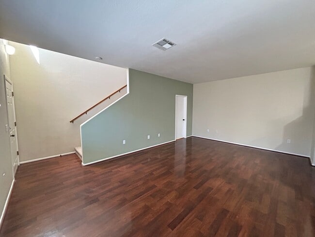 Building Photo - Gated Townhome 3-Bedrooms 2.5-Bathrooms!