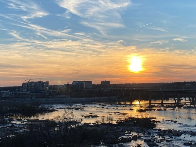 Building Photo - One Bedroom Condo Overlooking the James Ri...