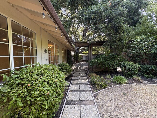Building Photo - Stunning 4-Bedroom Home with Pool, Solar P...
