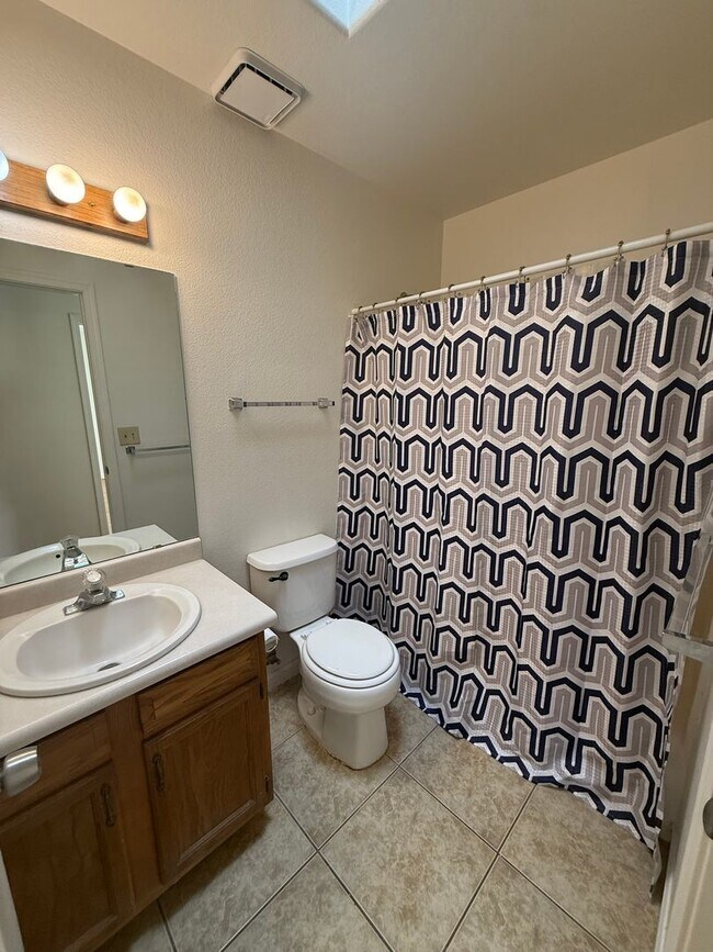 Building Photo - 3 Bedroom 2 Bathroom Home