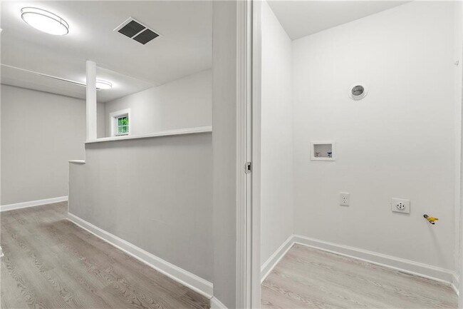 Building Photo - 5901 Ridge Dr SE