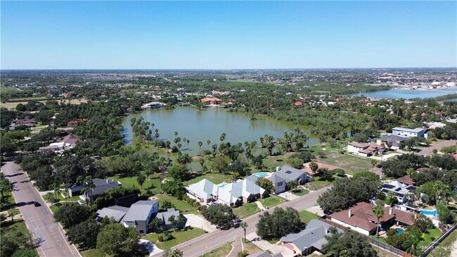 Building Photo - 2805 Lake Shore Dr