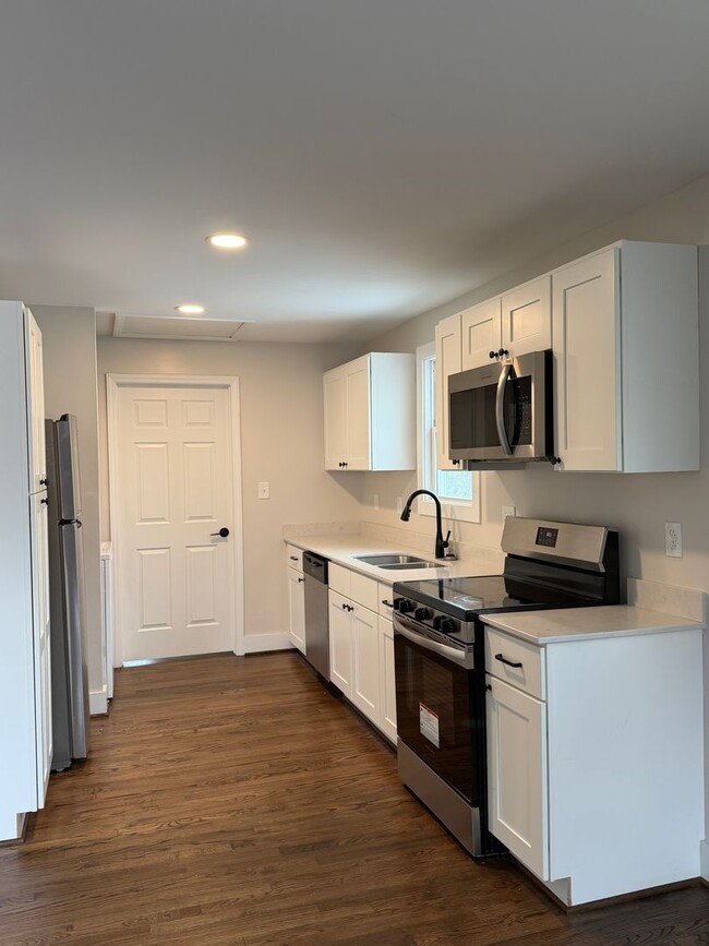 Building Photo - 2 Bed 1 Bath home with large backyard