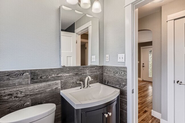 Building Photo - 4 Bed, 2 Bath Duplex in East Colfax – Brig...