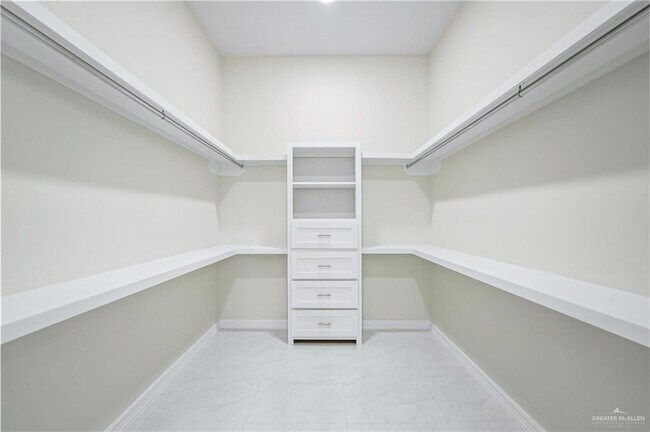 Building Photo - 19 E Boxwood Ave