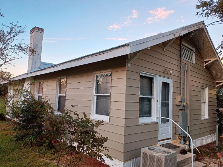 Building Photo - 308 W Smith Ave