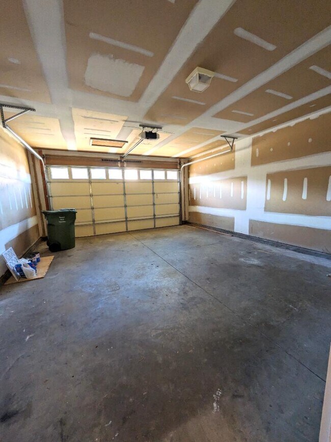 Building Photo - 212 N Honey Springs Ave