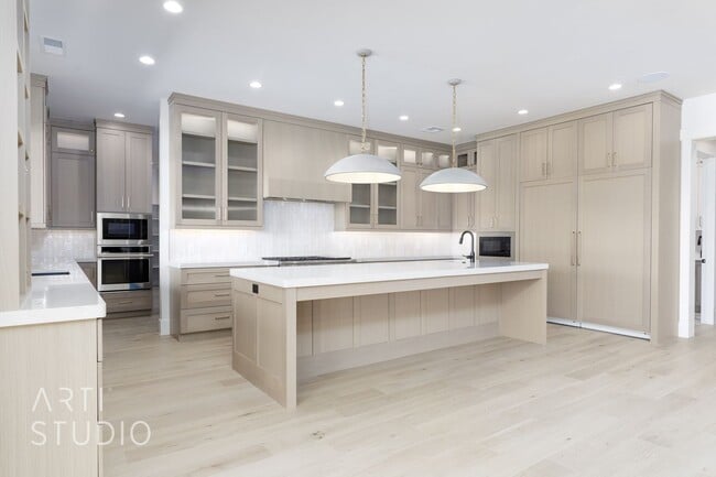 Building Photo - BRAND NEW Gorgeous 6 bed 7 bath with Pool ...