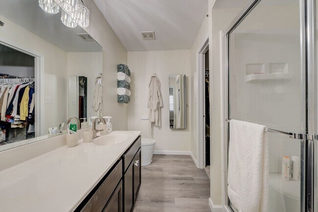 Building Photo - Tastefully updated 2-bedroom, 2-bath condo