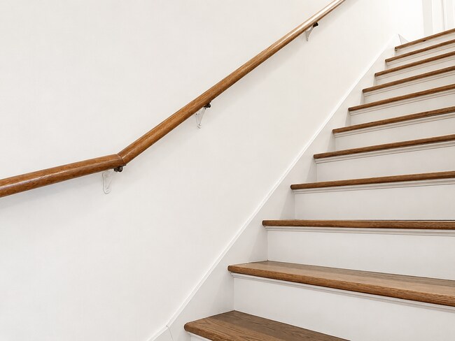 Building Photo - Available Stunning 5-Bedroom, 3-Bath Townhome with High-End Finishes