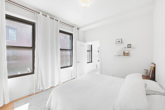 Building Photo - 517 W 45th St