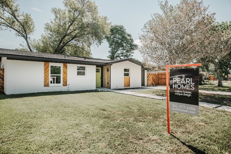 Building Photo - 2203 E Rosebud Ave