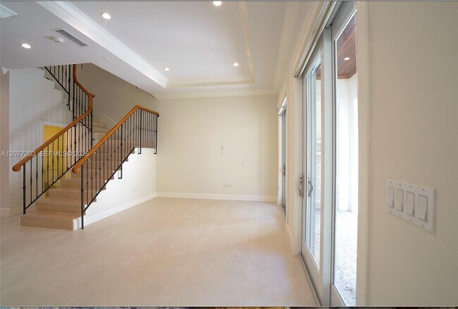 Building Photo - 530 Valencia Ave