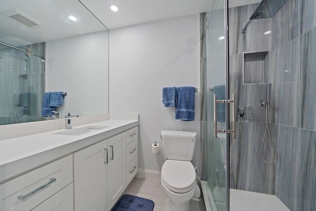 Building Photo - 3902 Fairway Dr S