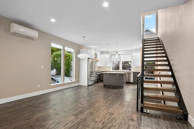 Building Photo - ULTRA-MODERN Townhome w/AC and Views in th...