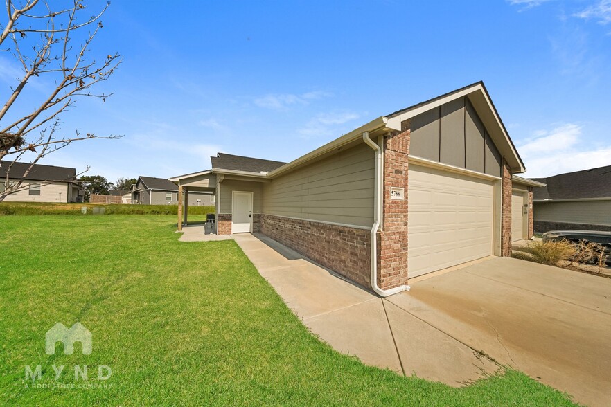 Building Photo - 5788 E Bristol Cir