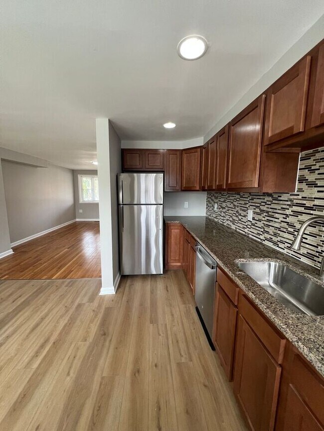 Building Photo - 3 Bedroom Townhome with Parking