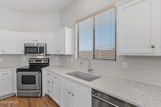 Building Photo - 1545 E Kings Ct