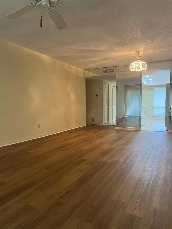 Building Photo - 2900 Cove Cay Dr