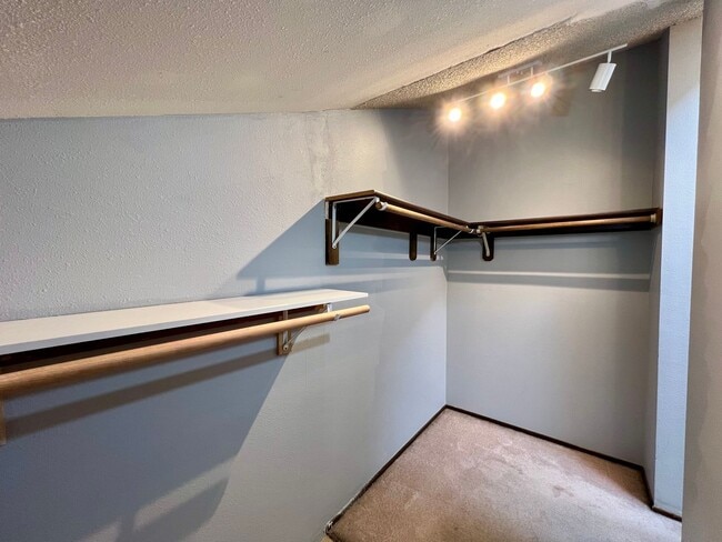 Building Photo - Beautiful 2 Bed, 2 Bath Townhome with Community Pool, Gym & Clubhouse!