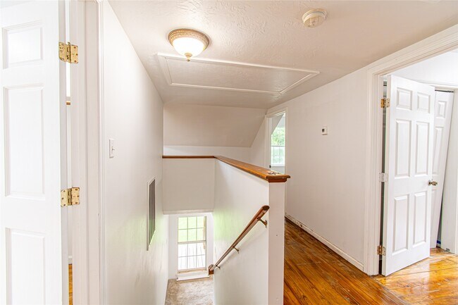 Building Photo - 633 Bradley St