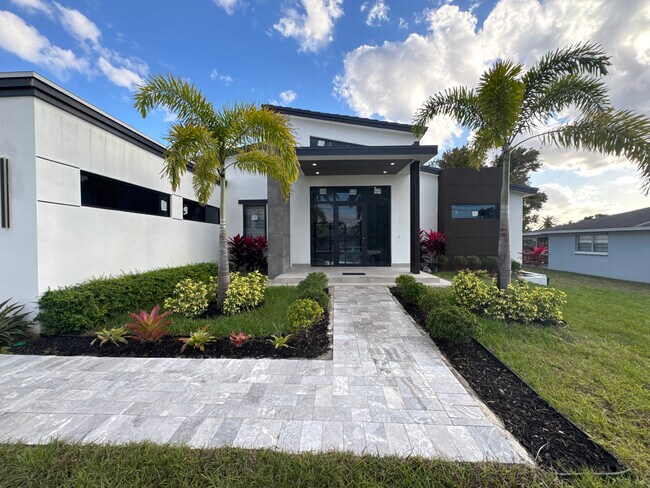 Building Photo - 1882 Coral Point Dr