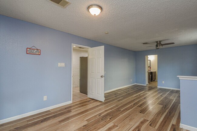 Building Photo - 12054 Plumpoint Dr
