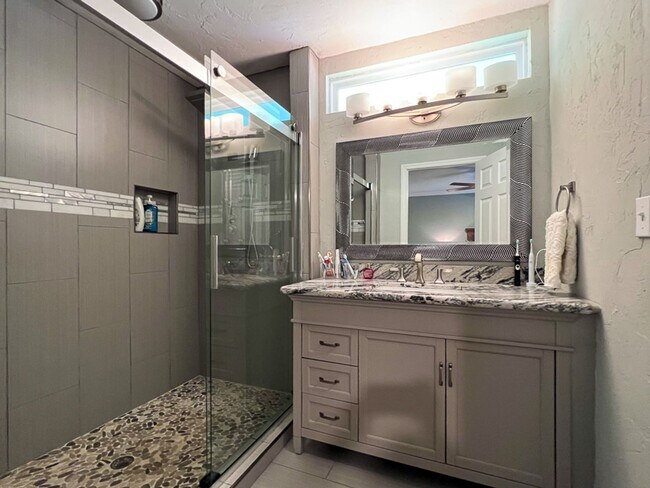 Building Photo - 3BR/2BA POOL HOME in SW Gainesville - avai...