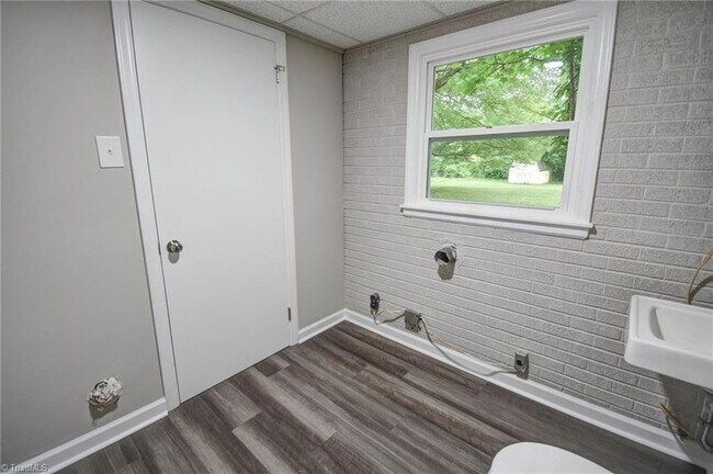 Building Photo - 318 Collinwood Dr