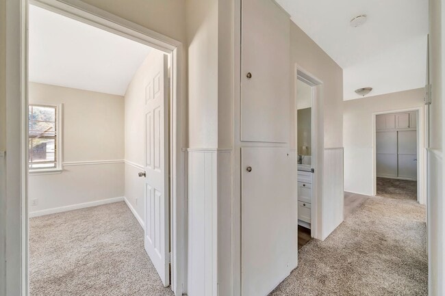 Building Photo - Stylish 4-Bed Mid-Century Home