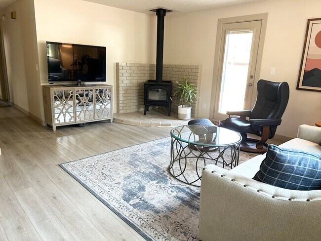 Building Photo - Updated home in a desirable SE neighborhood on a large lot