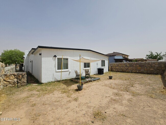 Building Photo - 10909 Northview Dr