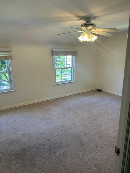 Building Photo - 1547 Commodore Rd
