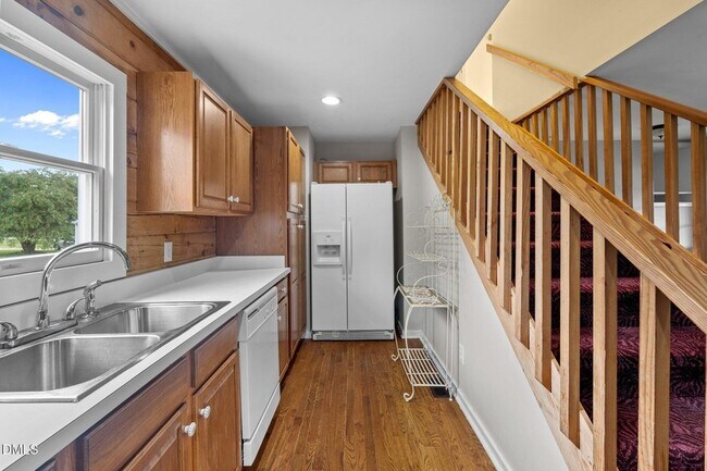 Building Photo - 65 Birdhouse Ln