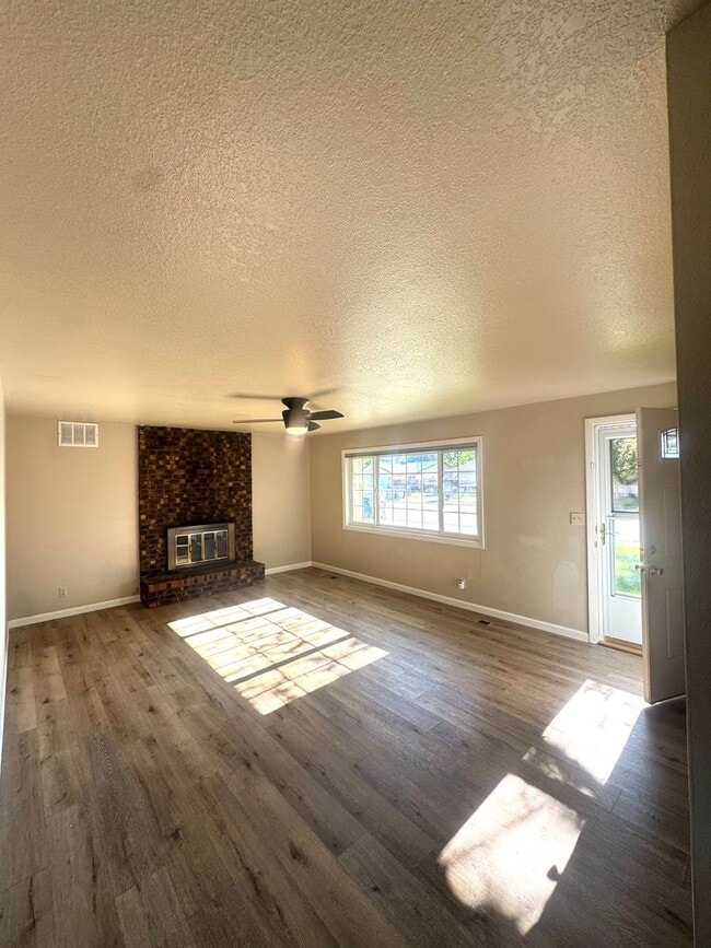 Building Photo - Single Level 3 Bedroom Home.