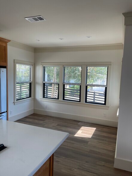 breakfast nook / office space - 6902 N Figueroa St