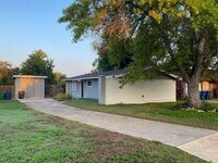 Building Photo - Adorable house on Large LOT 3 Bedroom 2 ba...
