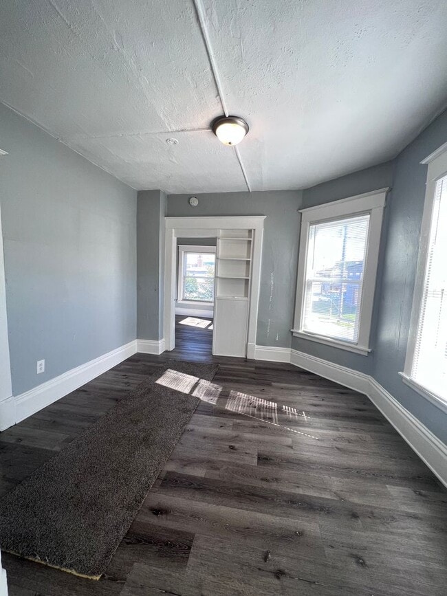 Building Photo - Bright Upper Two Bedroom Unit! Recently Remodeled!