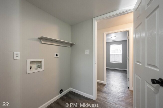 Building Photo - 955 N Traub Ave