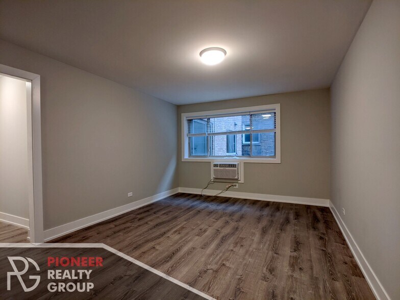 Building Photo - 542 W Surf St