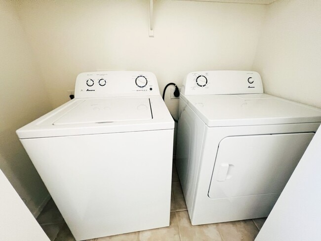 Building Photo - TOWNHOME - COTTONWOOD - HOA Cottonwood Square Commons