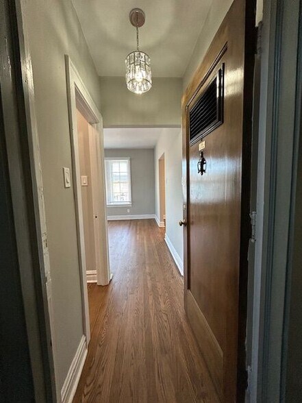 Building Photo - 1601 W Thome Ave