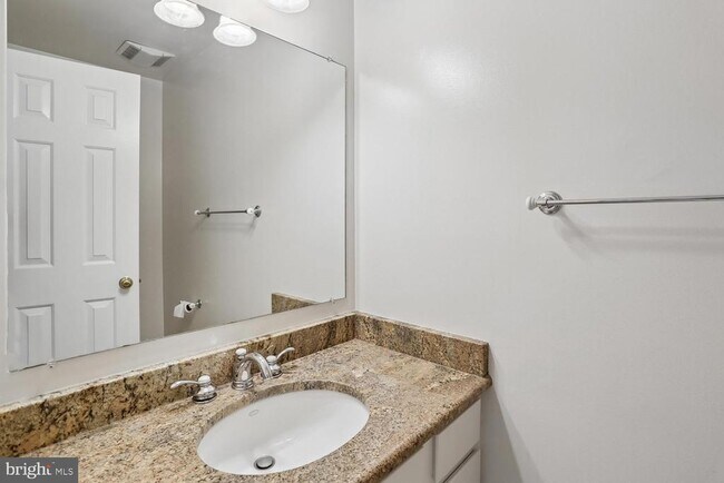 Building Photo - 903 Ridge Dr
