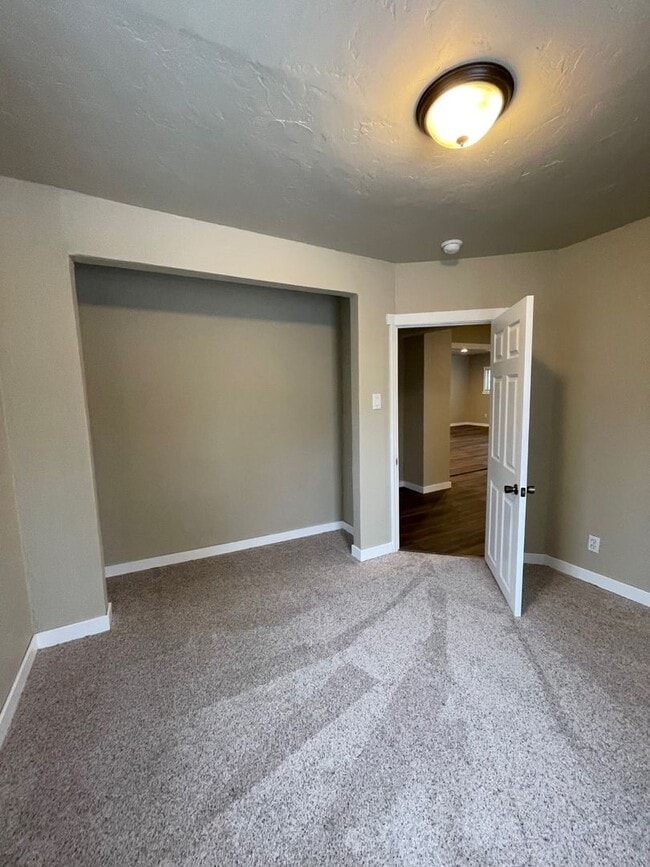 Building Photo - Charming Newly Remodeled 2 Bed/ 1 Bathroom Home!