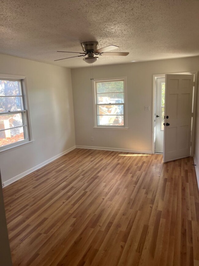 Building Photo - Charming Newly Renovated Duplex in Belmont...