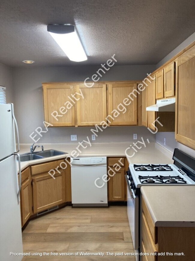Building Photo - 928 W Greens Lake Dr