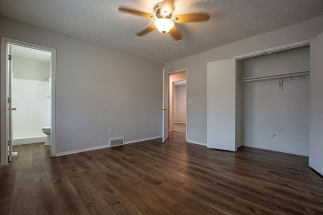 Building Photo - Split Entry 3 Bedroom / 2 Bathroom Home