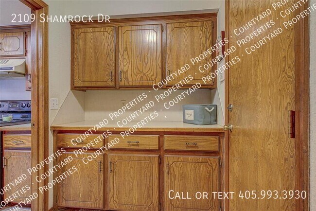 Building Photo - 2109 Shamrock Dr