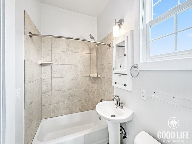 Building Photo - Beautiful 2B 1BA Unit in Hillcrest w/ AC and Private Yard!